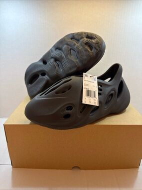 Brand New Yeezy Foam Runner Onyx 
Size 10 HP8739